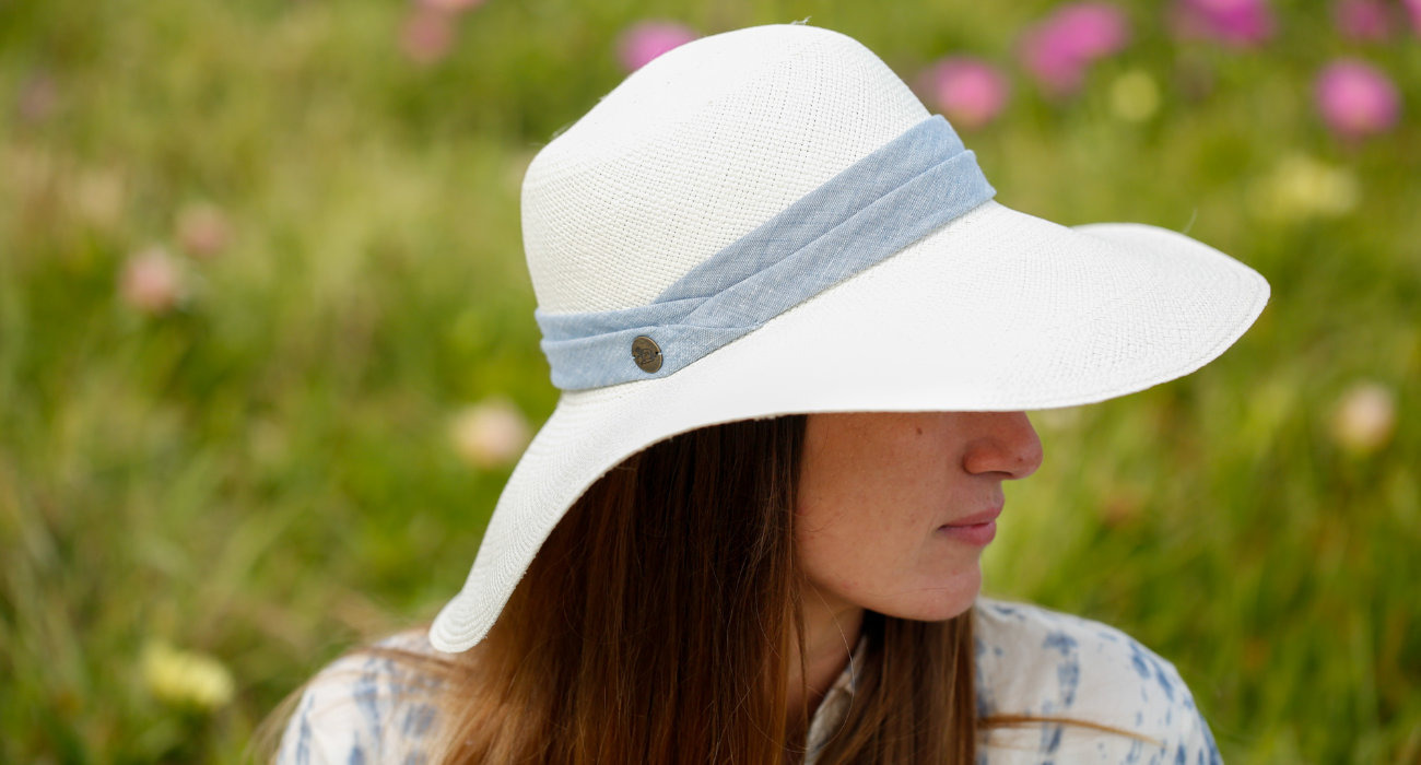Sombreros para bodas y eventos de primavera: qué elegir y qué evitar